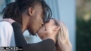 Joven asiática teñida de rubia se echa una gran verga negra. Lulu Chu