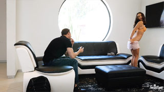 Es imposible jugar a los videojuegos con Lana Rhoades encuerada enfrente