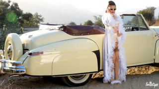 Masturbación glamorosa de Lana Rhoades en un carro clásico de época