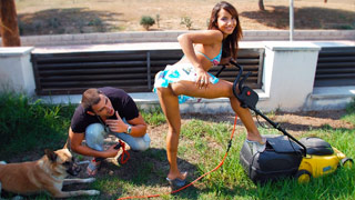 El cortacésped. La latina Jade Kitti mueve su pompis sobre una verga