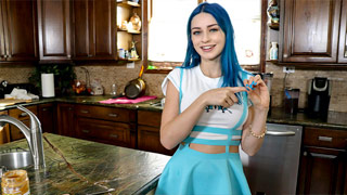 Adolescente con juguete vibrante hace que su hermanastro se venga sin manos