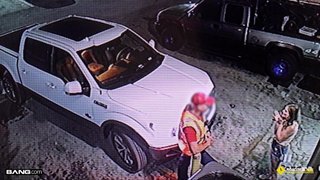 Rubia adolescente atendida por la asistencia en carretera. Nikki dulce