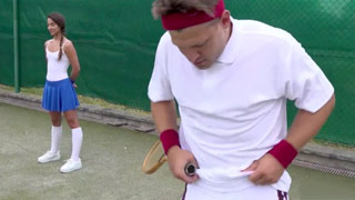 Tenistas rivales se cogen a la traviesa recogepelotas. Amirah Adara