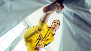 Aprendiz de Kung Fu le da una patada en los huevos a su maestro sensei. Lyen Parker