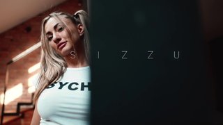 Chava linda con trenzas enseñando su panocha. Michaela Isizzu