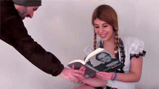 Colegiala deja de leer para mamar verga. Rena Reindeer