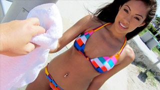 Asiática preciosa se quita su traje de baño y empieza a coger. Alliyah Sky