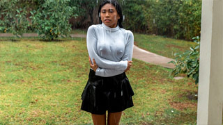 Ember Snow tuvo otra bronca con su galán y quedó atrapada bajo la lluvia