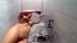 Clara Naz se da una regadera caliente enjabonándose bien sus chichis