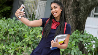 Joven colegiala latina con un trasero delicioso cogiendo al volver de la escuela