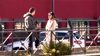 En camino a los estudios de televisión en busca de nuevas aspirantes a porno