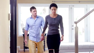 Chica negra tímida echando pasión en la recámara de sus jefes. Amethyst Banks