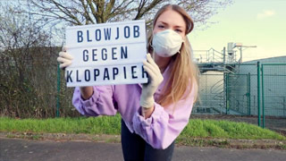 Chava alemana echando pasión a cambio de rollo de papel. Fiona Fuchs