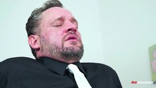 La bella Dahlia Sky perforada por atrás por Alec Knight