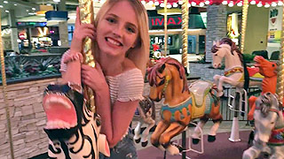 Kate Bloom monta en un carrusel y lo agradece montando verga