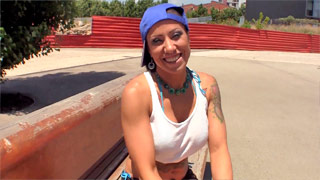 Gigi Love lista para que dos vatos se vengan en su cara