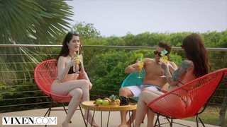 Trío sensual de bellezas en un lugar paradisiaco por Sudamérica