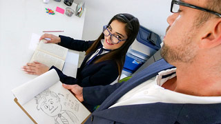 Colegiala rebelde recibe una nalgada del maestro. Emily Willis