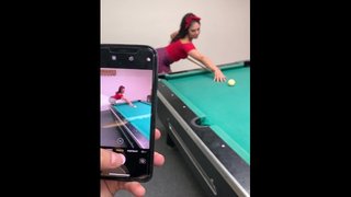 Jovencita latina caliente me echa un palito sobre la mesa de billar. Lo grabo con mi celular