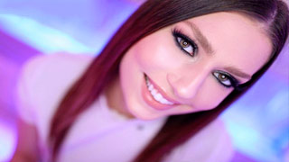 La guapa Kamryn Jayde juega con las bolas del cliente con sus manos y boca