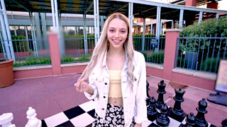 La guapa rubia Lily Larimar recogida durante la primera sesión porno