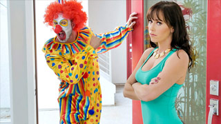 La MILF Alana Cruise enojada con el payaso de la pachanga que llegó tarde