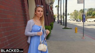 La preciosa Natalie Knight se mete en el choncho su primera BBC