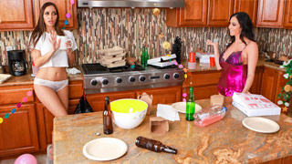 Ariella Ferrera se da gusto frotando su coño con Desiree Dulce en el mostrador de la cocina