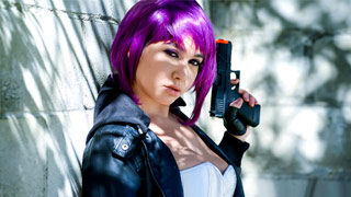 Karlee Grey celebra halloween con un cosplay anime con pistola en mano