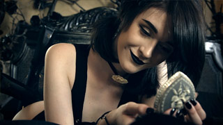 Chica gótica de cabello negro fornica con intensidad. Ivy Aura