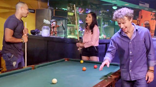 El juego de billar se convierte en un juego lujurioso. Emily Willis