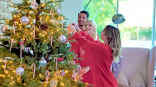 Chavitas felices cogiendo en Navidad. Kat Dior y Kenna James