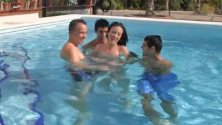 La Lore en la alberca con tres vergas