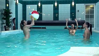 Triple mamada en la alberca. Mea Melone, Victoria Daniels y Jessica Night