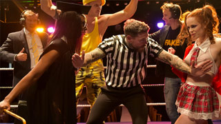 Knockouts - La directora contra la máquina adolescente. Lola Marie y Ella Hughes