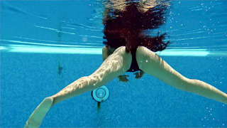 Andreina De Luxe nadando encuerada en una alberca