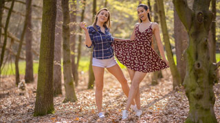 Chavas guapas se dan cariño. Josephine Jackson y Andreina Deluxe