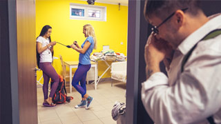 Adreina Deluxe y Cherry Kiss están bailando en la lavandería del albergue