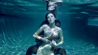 Haley Reed la chupa bajo el agua en sus sueños mojados