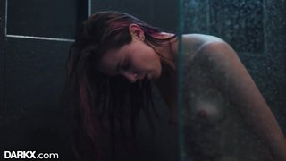 Haley Reed la chupa bajo el agua en sus sueños mojados