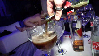 Marta Sanz y Aroa Perez cogidas en los reservados VIP de una discoteca