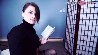 Chava religiosa cogiendo POV con el crucifijo