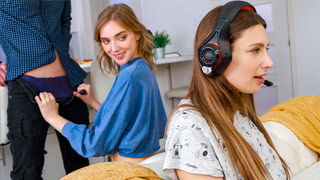 Morra cornuda jugando videojuegos mientras su novio la engaña