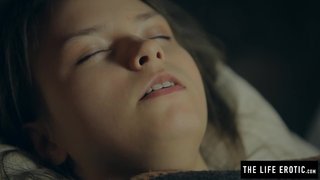 Beata Undine se masturba con una zanahoria