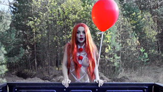 Parodia de IT. Sia Siberia se da placer en un Auto Pickup