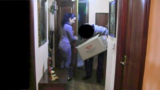 El repartidor baboso no tarda en meterme su verga. Saida Sinner