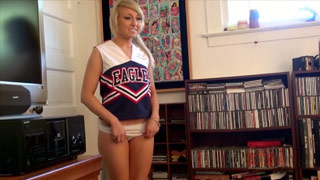 Dulce porrista se encuera en sesión de fotos. Valerie White