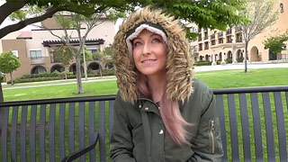 La adolescente de pompis perfectas Valerie White tiene sexo en el asiento de atrás