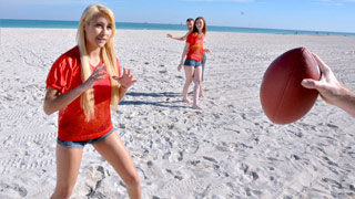 Futbol americano sexy en la playa con chavas encueradas. Dee Dee Lynn y Marina Angel
