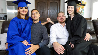 Recién graduadas cachadas dándose besos por sus jefes. Remi Jones y Hazel Heart